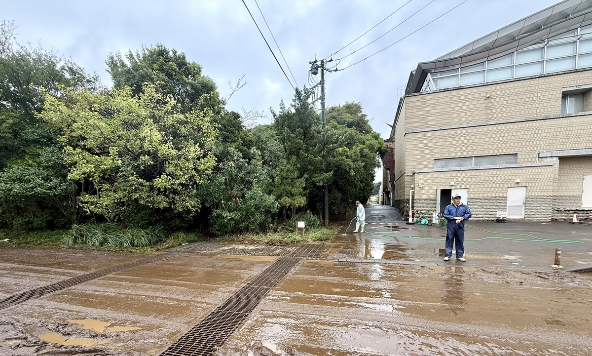 takumixp's tweet photo. 【台風25号による初声町入江周辺の浸水被害について】
台風25号による記録的大雨により、三浦市初声町入江周辺は国道134号の路面冠水や住宅・店舗の浸水など大きな被害が発生しました。被害にあわれた皆様に、心よりお見舞い申し上げます。一日も早い復旧、今後の浸水対策に努めたいと思います #三浦市 https://t.co/08haBOXOUP