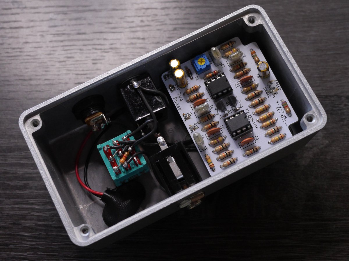 KGRCraftShop's tweet photo. 🎛エフェクター自作キット紹介
Two Phase（MXR系フェイザー）

MXR系フェイザーをもとにした、回転感を軽やかに添える一台。Speedを絞ればゆったりとした揺れ、上げれば細かなうねりへ🌀 あっさりした効き方で原音の輪郭を残し、カッティングやコードにも自然になじみます。
詳細はリプ欄へ。 https://t.co/lGVzzQwSzL