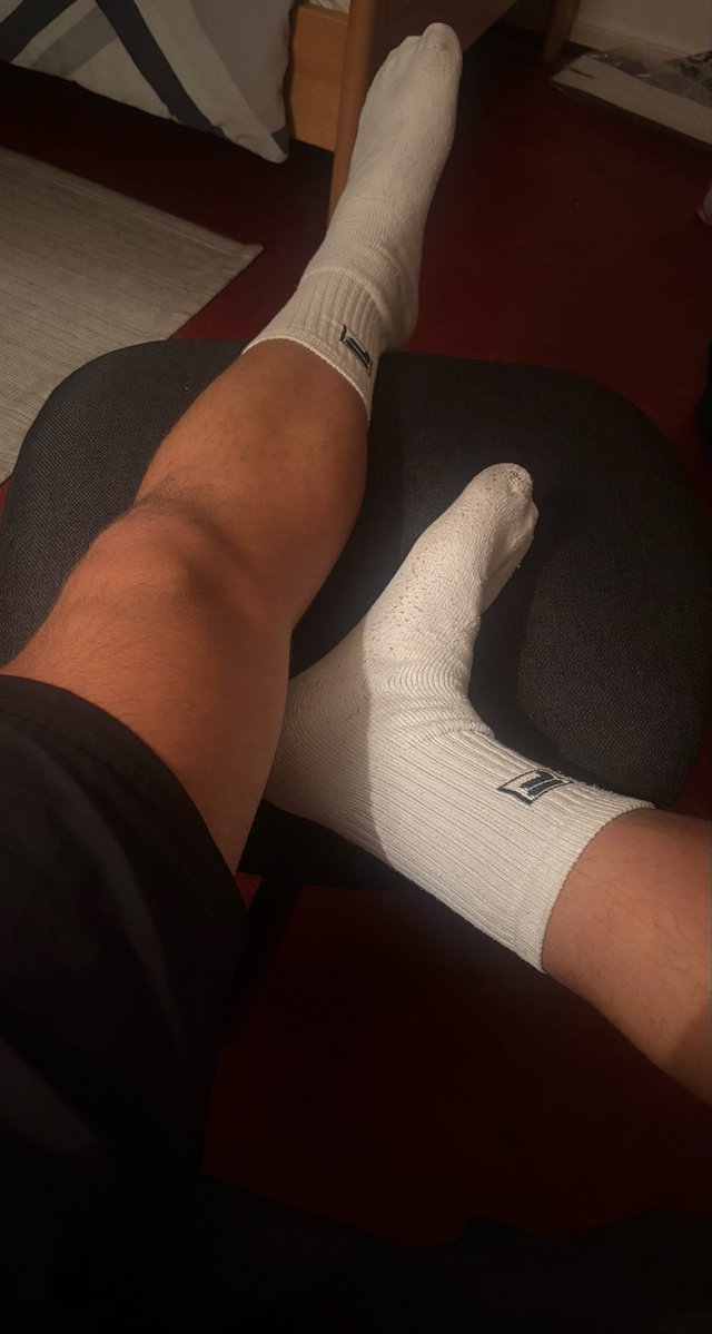 FeetMastermh's tweet photo. White gym socks, worn hard. You can already smell how heavy they are through the screen. DM me if you’re worthy enough to claim them. 🧦💦😈

#socksfetish #worngymsocks #dom #alphafeet #socksforsale #gymsocks #sockworship #findom #feet #whitesocks https://t.co/hv17F54oDO