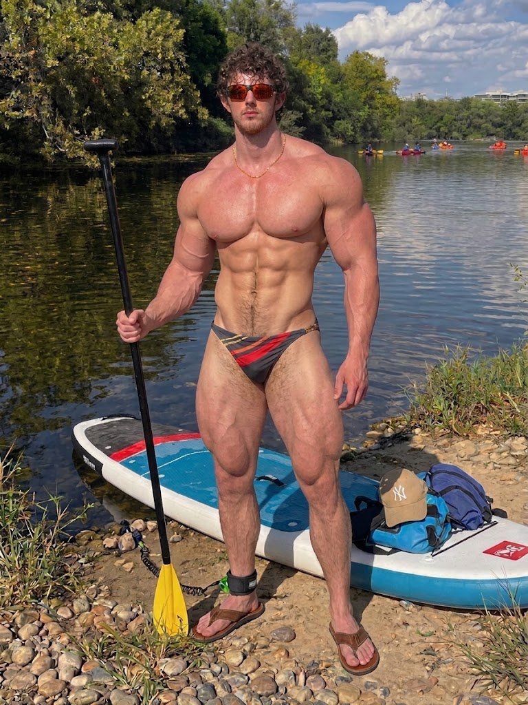 bigbayb0y's tweet photo. big guy's day out https://t.co/lw6ra1gKVq