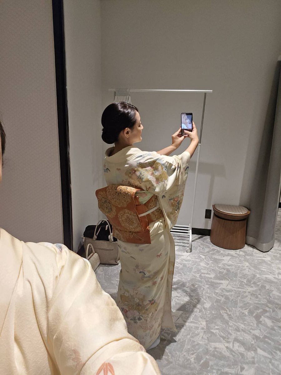 watanabe_airi_9's tweet photo. 先日の着物写真追加👘

改めて着物の美しさに魅了されました✨
色や柄の美しさはもちろん、帯や小物との組み合わせを考える時間も楽しくて、着物ならではの魅力だなと感じます。
そして、着物を着ていると自然と背筋が伸びて、所作も少し丁寧になります。
昔から受け継がれてきた日本の文化ですが、もっと気軽に、もっと自由に楽しめるものであってほしいなと思います。

中々着る機会もない日常ですが、また機会があればぜひ着たいなと思います🌸