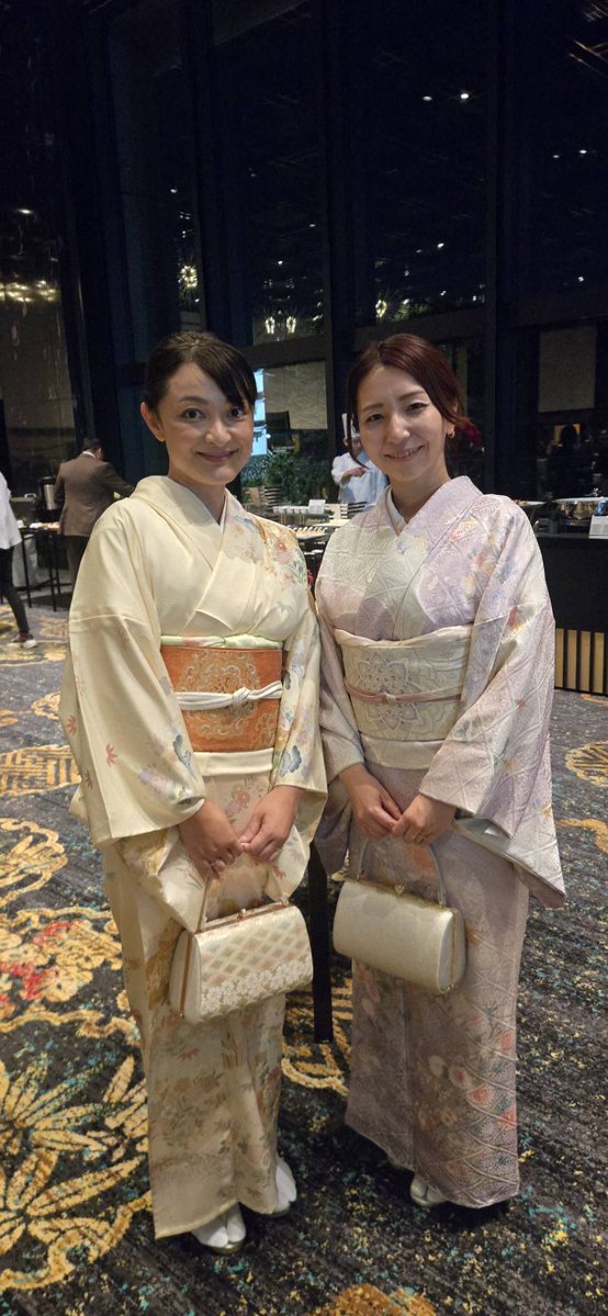 watanabe_airi_9's tweet photo. 先日の着物写真追加👘

改めて着物の美しさに魅了されました✨
色や柄の美しさはもちろん、帯や小物との組み合わせを考える時間も楽しくて、着物ならではの魅力だなと感じます。
そして、着物を着ていると自然と背筋が伸びて、所作も少し丁寧になります。
昔から受け継がれてきた日本の文化ですが、もっと気軽に、もっと自由に楽しめるものであってほしいなと思います。

中々着る機会もない日常ですが、また機会があればぜひ着たいなと思います🌸