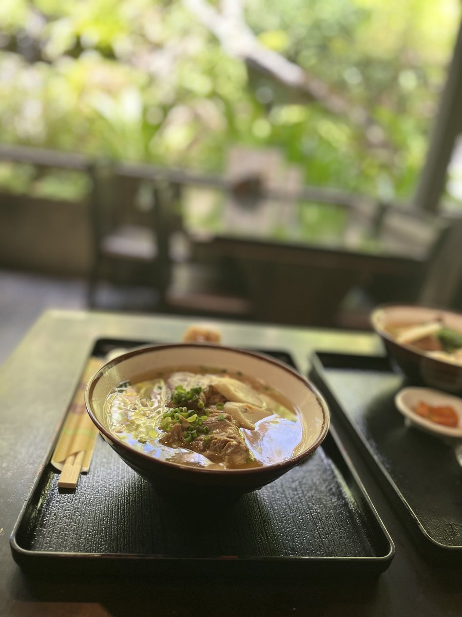 lamp7216's tweet photo. 素晴らしいテラス席のある沖縄ソバ屋さん🥣
庭園眺めながらの食事🤣

#連休終わる〜 https://t.co/vDCCS9CM3z