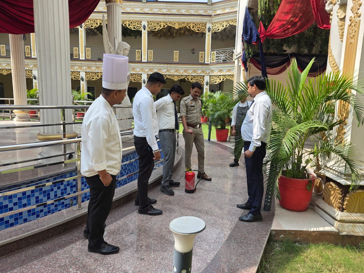 muzaffarnagfire's tweet photo. जनपद  मुजफ्फरनगर में @fireserviceup मुख्यालय के आदेशानुसार व सीएफओ मुजफ्फरनगर महोदय के निर्देशन में फायर सर्विस द्वारा स्कीम चेकिंग अभियान के तहत होटल/ रेस्टोरेंट में अग्नि सुरक्षा दृष्टि से चेकिंग अभियान चलाया गया तथा संबंधित को अग्निशमन सुरक्षा व्यवस्था सम्बन्ध में जागरूक किया https://t.co/ihwEFezATg