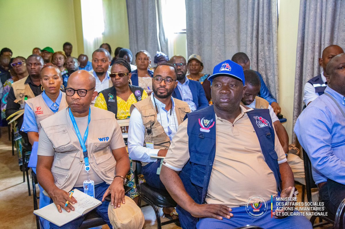 Evebazaiba's tweet photo. J’ai passé en revue avec la communauté humanitaire,la situation humanitaire,sécuritaire et sanitaire dans la province du Nord-Kivu.
Face à l’urgence,nous avons convenu de renforcer la collaboration dans la mobilisation humanitaire et dans la lutte contre la maladie à virus Ebola. https://t.co/7Hm3IIqb4J