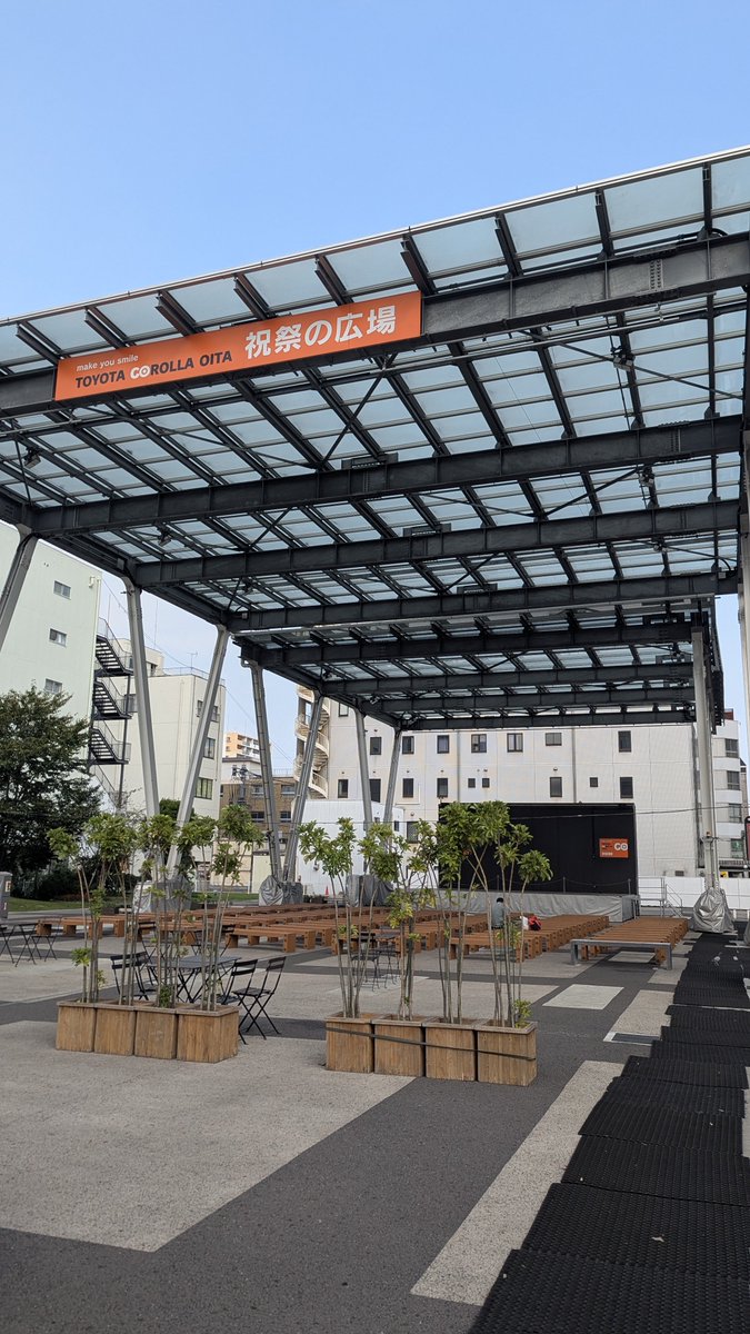 coyan's tweet photo. 松山市駅前の大屋根、こういうステージつきのでも良かったのになと思った。 https://t.co/DGk8qWPIGe