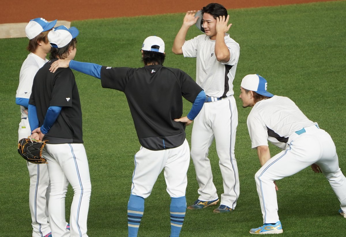u_u1649's tweet photo. 島本さんとグータッチ瑠晏(なんで❓)、堀くんの肩掴むホソ(なんで❓) https://t.co/WD8nN48tcO