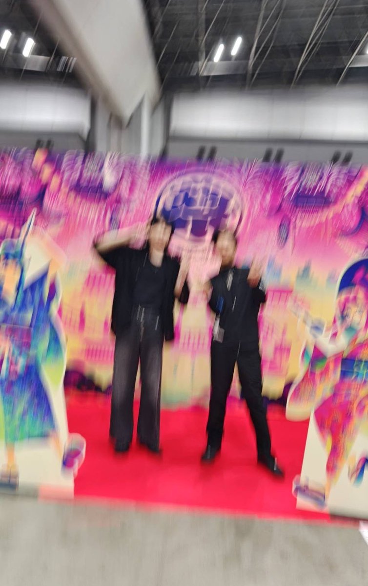Dorfer_Ro's tweet photo. グリエナさんとダーツ祭り行ってきた🎯
タトゥー入ったギャル姉ちゃんに頼んで写真撮ってもらったけど半分くらいブレブレで、2枚目とかもう接敵してるだろ https://t.co/yk10pUqqMy