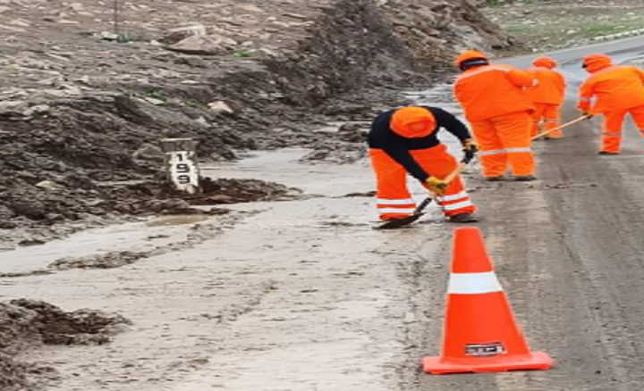 COENPeru's tweet photo. ⚠️ Actualización | Moquegua: @ProviasNac_Peru, con apoyo de maquinaria pesada (retroexcavadora), ejecuta labores de limpieza y mantenimiento en tramo de la carretera Panamericana Sur afectada por las #LluviasIntensas registradas el 21/9 en el centro poblado Yerba Buena, distrito #Pacocha, provincia Ilo. Autoridad edil culminó la #EDAN. (1/2)