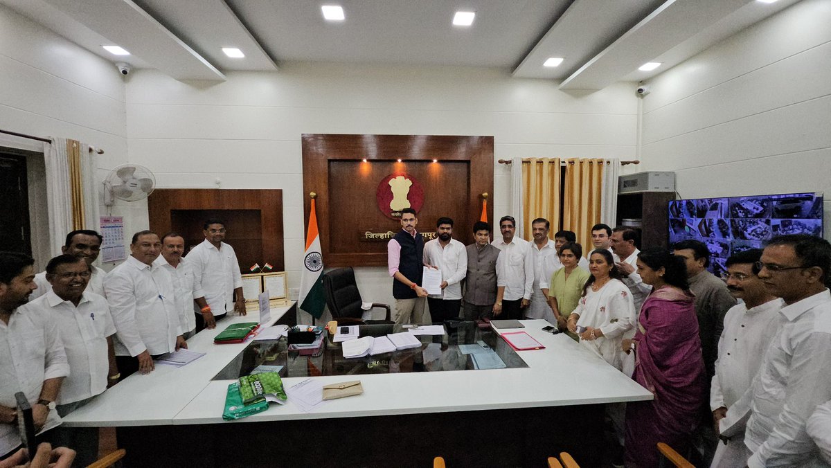 shyamkumarbarve's tweet photo. शेतकरी व मतदारांच्या प्रश्नांवर जिल्हाधिकाऱ्यांना निवेदन!

भारतीय राष्ट्रीय काँग्रेस, नागपूर ग्रामीण जिल्ह्याच्या वतीने आज मा. जिल्हाधिकारी, नागपूर यांना दोन महत्त्वपूर्ण विषयांवर निवेदन देण्यात आले.

शेतकऱ्यांचा प्रलंबित ₹५०,००० प्रति हेक्टरी धान बोनस, सिंचनाचे पाणी, २४ तास वीज, पुरेसा खतसाठा, खत-कीटकनाशक लिंकिंग बंद करणे, पीक विम्याची मुदतवाढ, कर्जमाफी व OTS ची अंमलबजावणी, वन्यप्राण्यांपासून संरक्षण तसेच तिसऱ्या आउटर रिंग रोडमुळे बाधित शेतकऱ्यांना योग्य मोबदला देण्याची मागणी करण्यात आली.

तसेच SIR 2026 अंतर्गत प्रारूप मतदार यादीतील त्रुटींची सखोल व पारदर्शक चौकशी करून दुबार नावे, नावांतील चुका, फोटो अपडेट, मॅपिंग व EF-Form मधील विसंगती दूर करण्याची मागणी करण्यात आली. रामटेक लोकसभा मतदारसंघातील २५,८०१ दुबार मतदारांच्या दाव्याची विधानसभा व मतदान केंद्रनिहाय पडताळणी करण्याची मागणीही निवेदनातून करण्यात आली.
शेतकऱ्यांच्या हक्कांसह मतदारांच्या अधिकारांचे संरक्षण आणि अचूक मतदार यादीसाठी काँग्रेसचा आवाज ठामपणे बुलंद राहील!

#ramtekloksabha #sir #farmersdemand  #shyamkumarbarve #congress