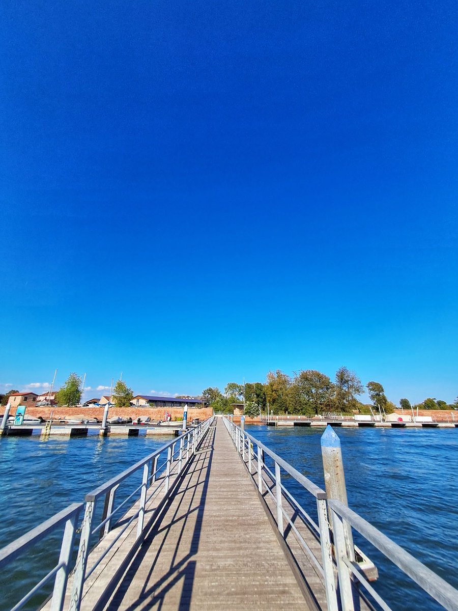 EnjoyRespectVe's tweet photo. 🌿 Isola della Certosa, nella Laguna nord di Venezia, tra San Pietro di Castello e il Lido. Circa 22 ettari di verde, alberi, sentieri e scorci sulla laguna: un’isola da scoprire passeggiando e da vivere a contatto con la natura. #Certosa #Venezia https://t.co/itabmpkd9h