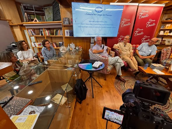 touspatous's tweet photo. Presentación en la Librería Treito de "Armorial de Cangas del Narcea", edición facsimilar del único manuscrito asturiano del siglo XVII que conserva dibujos de armas y escudos de familias y concejos. #CangasdelNarcea https://t.co/rHsN6W4bCo