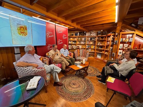touspatous's tweet photo. Presentación en la Librería Treito de "Armorial de Cangas del Narcea", edición facsimilar del único manuscrito asturiano del siglo XVII que conserva dibujos de armas y escudos de familias y concejos. #CangasdelNarcea https://t.co/rHsN6W4bCo