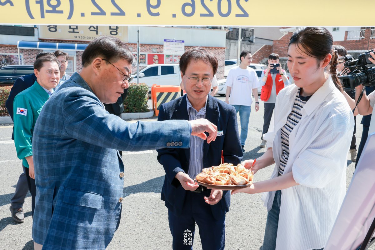 hc_agri_tech's tweet photo. 🌕 추석맞이 농·특산물 직거래장터가
이틀간의 일정을 잘 마무리했습니다!

합천의 우수한 농·특산물을 찾아주시고
지역 농가에 힘을 보태주신 모든 분께 감사드립니다.💚

가족과 함께 풍성하고 행복한 추석 보내세요!

#합천군 #합천농특산물 #직거래장터 https://t.co/cTpCjsA2Jr