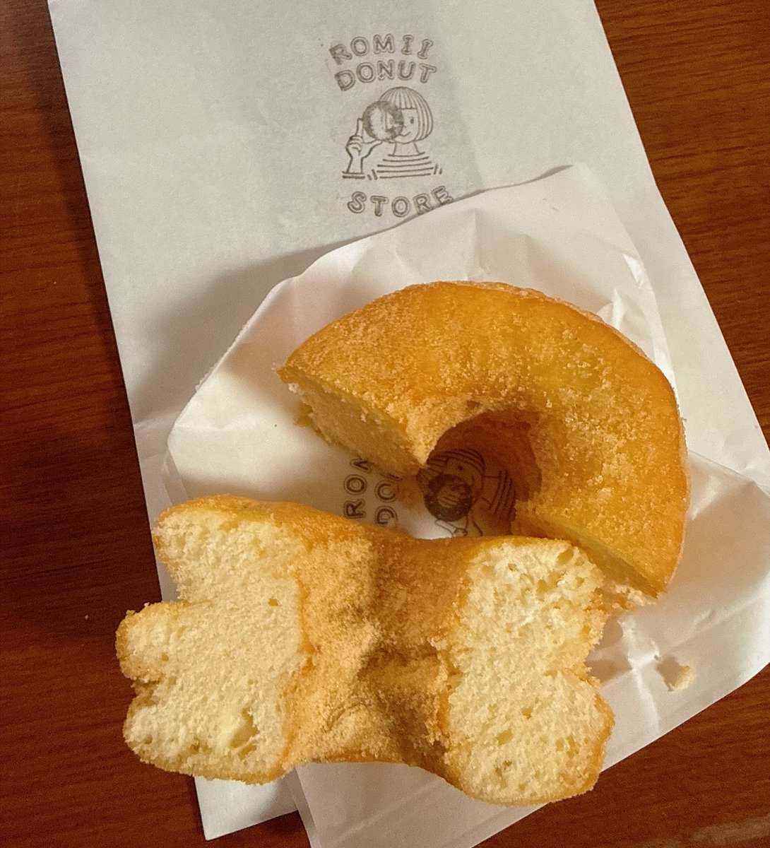 BagelMeguru's tweet photo. こんがり焼けそうな日差しの中並び
ギリギリ買えました。キナコです
幅７cm×高さ４cm
前の人ごっそりお買い上げ
「並んだんだもん(後ろに人が並んでても)買うよね？」お姉様強火
粉はヴァイオレット使ってるみたい https://t.co/AVVTSLmqI7