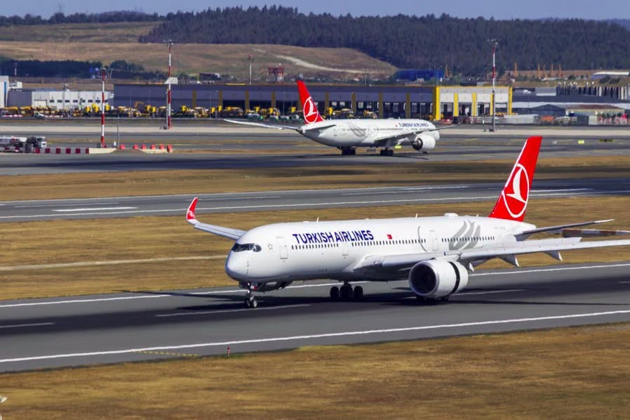 nturcja's tweet photo. ✈️ Istanbul Airport z czwartym głównym pasem startowym

18 września oficjalnie otwarto czwartą główną drogę startową na lotnisku w Stambule. Tym samym Istanbul Airport ma już łącznie sześć pasów, w tym cztery główne. https://t.co/pMsCRGD6CS
