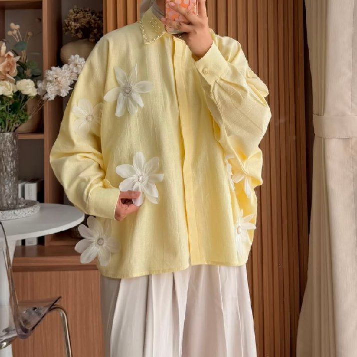 jsongseongs's tweet photo. kemeja bahan linen super nyaman. detail bunganya tuh beneran bikin looks kita makin cantik 🥺🎀 https://t.co/FmSWN7PZEY
