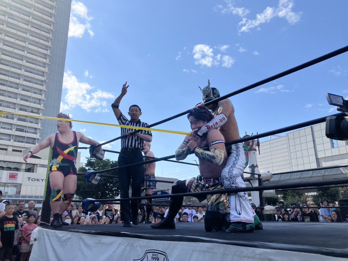 dg_u_t's tweet photo. と急ぎ #新長田駅前プロレス ありがとうございました！
めちゃくちゃ楽しかった🤼
たくさんのお祝いもありがとでした🎁
#DRAGONGATE https://t.co/yxFE0NxRyP