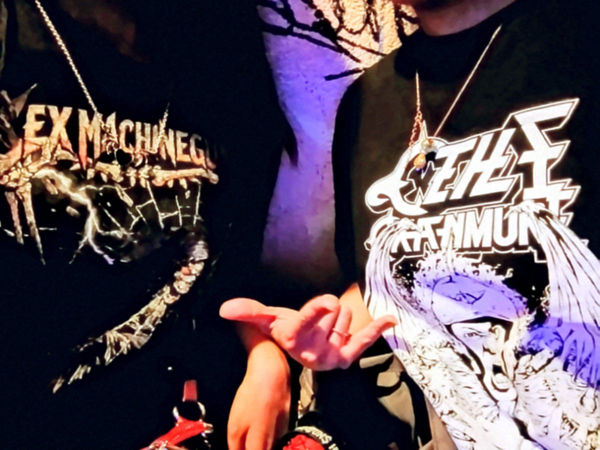 1129umauma666's tweet photo. ちなみにメタルTシャツ着用で無料というライブやったから、私は冠T、娘はマシンガンズT(私の)で、入口審査でOnjiさんが｢もちろんどうぞどうぞ笑!!｣と言ってくれましたꉂ🤣𐤔 https://t.co/flbnxxMloU