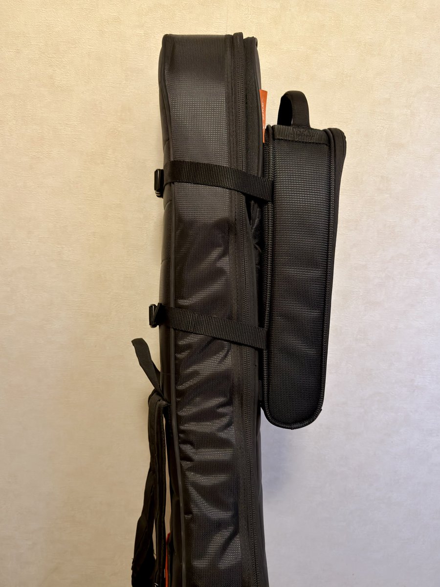 YK34_ANARCHY's tweet photo. 最近話題になったギグバッグに取り付けるアタッチメントバッグ
「E.D.GEAR Bag-on-Bag」を買いました！
比較的厚めのmonoのセミハードケースにも取り付けられました！
これで手に持つ荷物が減って移動が楽になると思います(^^) https://t.co/3WafrLC6DG