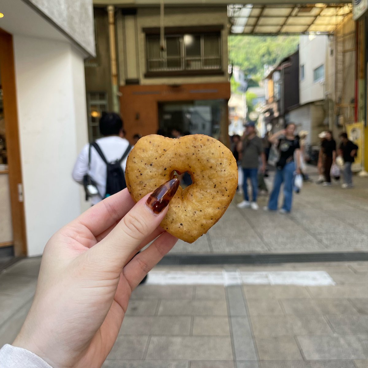 ylg_i8's tweet photo. 尾道を散歩中に見つけた、軽くておいしい豆腐ドーナツ
ハートでかわいい🫶 https://t.co/E7pMhzjO5f