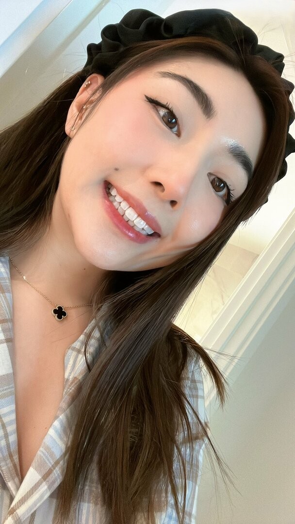 Goofx213's tweet photo. Her face card has unlimited credit https://t.co/gEZZAZd34p