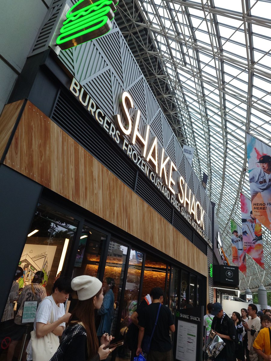 Flareon_beaver's tweet photo. @Laz00802551 ここの横のチケット売り場にいます!
全身黒で茶色の靴です https://t.co/dgzpV1OLMP