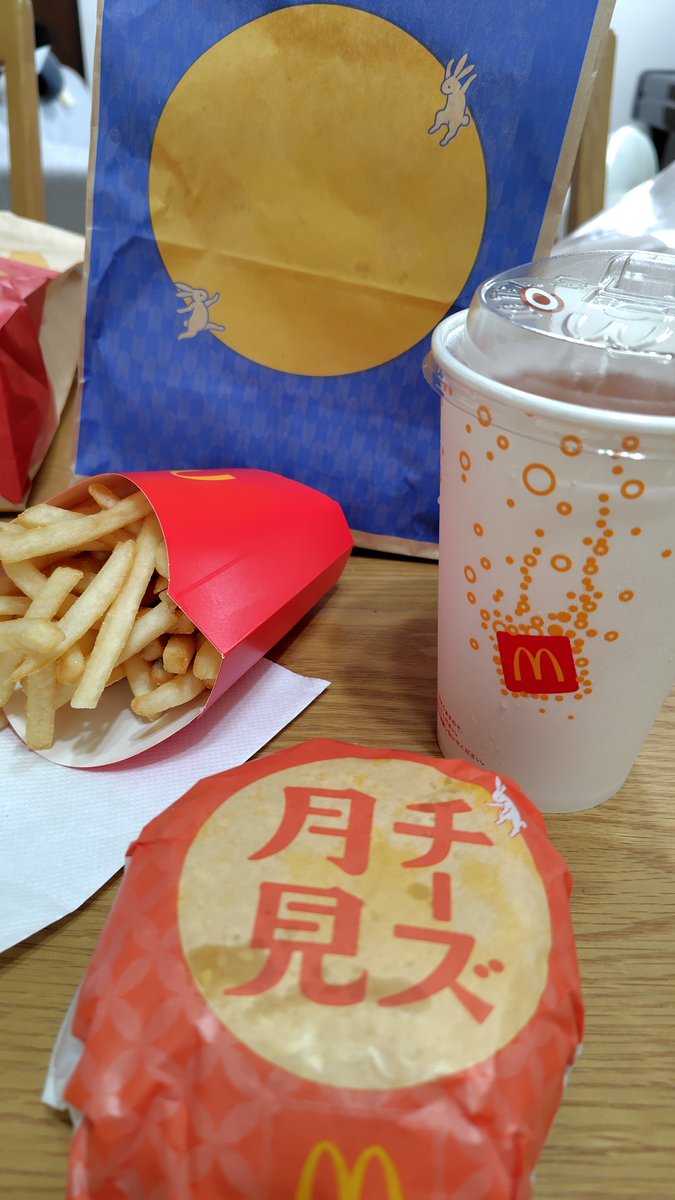 ryou_dearly's tweet photo. あきちゃんのブログで、「そうか月見の季節か…！」と気づいたので、今日のお昼は月見にした。 https://t.co/Z5DMrSI6CT
