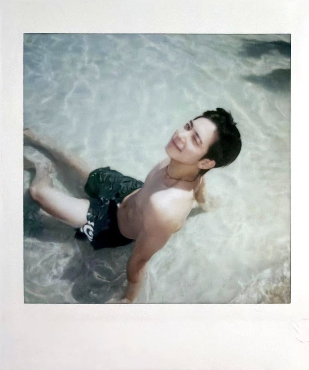 tinnityunie's tweet photo. fakta hari ini: aku ngasih unjuk post taehyun shirtless ke temenku yang non kpop. aku bilang, "liat deh aku ada cowok mantep bgt anjir" eh dia geser kan &amp; salfok kedua foto ini. katanya, "lah ini mah cantik jir" GW BENGONG 10 JAM https://t.co/6W4pnu7Kjs