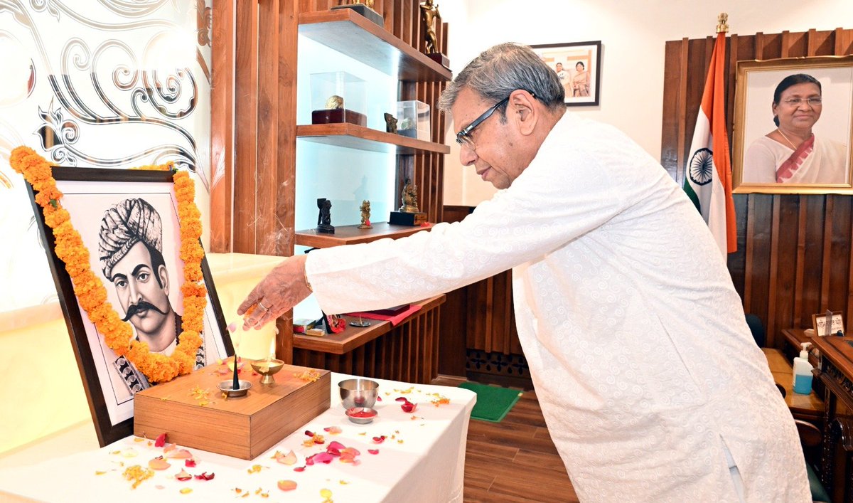 RajBhavanHry's tweet photo. Haryana Governor Prof Ashim Kumar Ghosh paying floral tribute to great freedom fighter and revolutionary leader Rao Tula Ram on his martyrdom day at Lok Bhavan in Chandigarh on September 23, 2026.

#RaoTulaRam #MartyrdomDay #FreedomFighter #Haryana

@cmohry @DiprHaryana https://t.co/amlubYzgTq