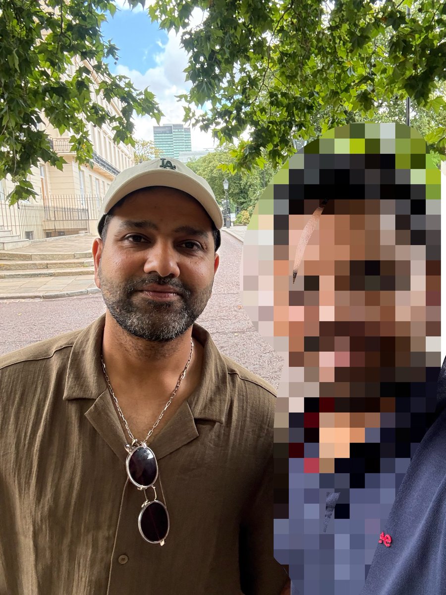 twitt_vikash's tweet photo. @AdityaVarma45_ @ImRo45 Naa personal life incident, RS and wife London lo kanipincharu, RS ni photo adigithey ivakunda velladu, venakala ritika garu chusi velli full thittindi, papam RS venakki vachi nannu pilichi photo digadu😄😄😄😄 https://t.co/drKN3NwRpL