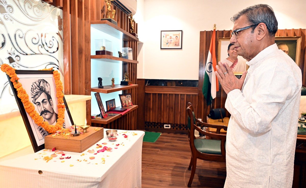 RajBhavanHry's tweet photo. Haryana Governor Prof Ashim Kumar Ghosh paying floral tribute to great freedom fighter and revolutionary leader Rao Tula Ram on his martyrdom day at Lok Bhavan in Chandigarh on September 23, 2026.

#RaoTulaRam #MartyrdomDay #FreedomFighter #Haryana

@cmohry @DiprHaryana https://t.co/amlubYzgTq
