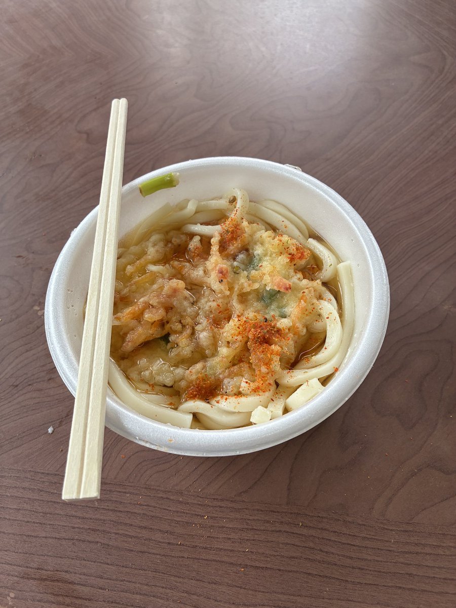 onikoma's tweet photo. 休日なのに急ぎの対応が早めに終わったので成田のレトロ自��機まで遠征してきた。
チーズバーガー売り切れてて残念だけどうどん食べてきた😁 https://t.co/vouyaunqM5
