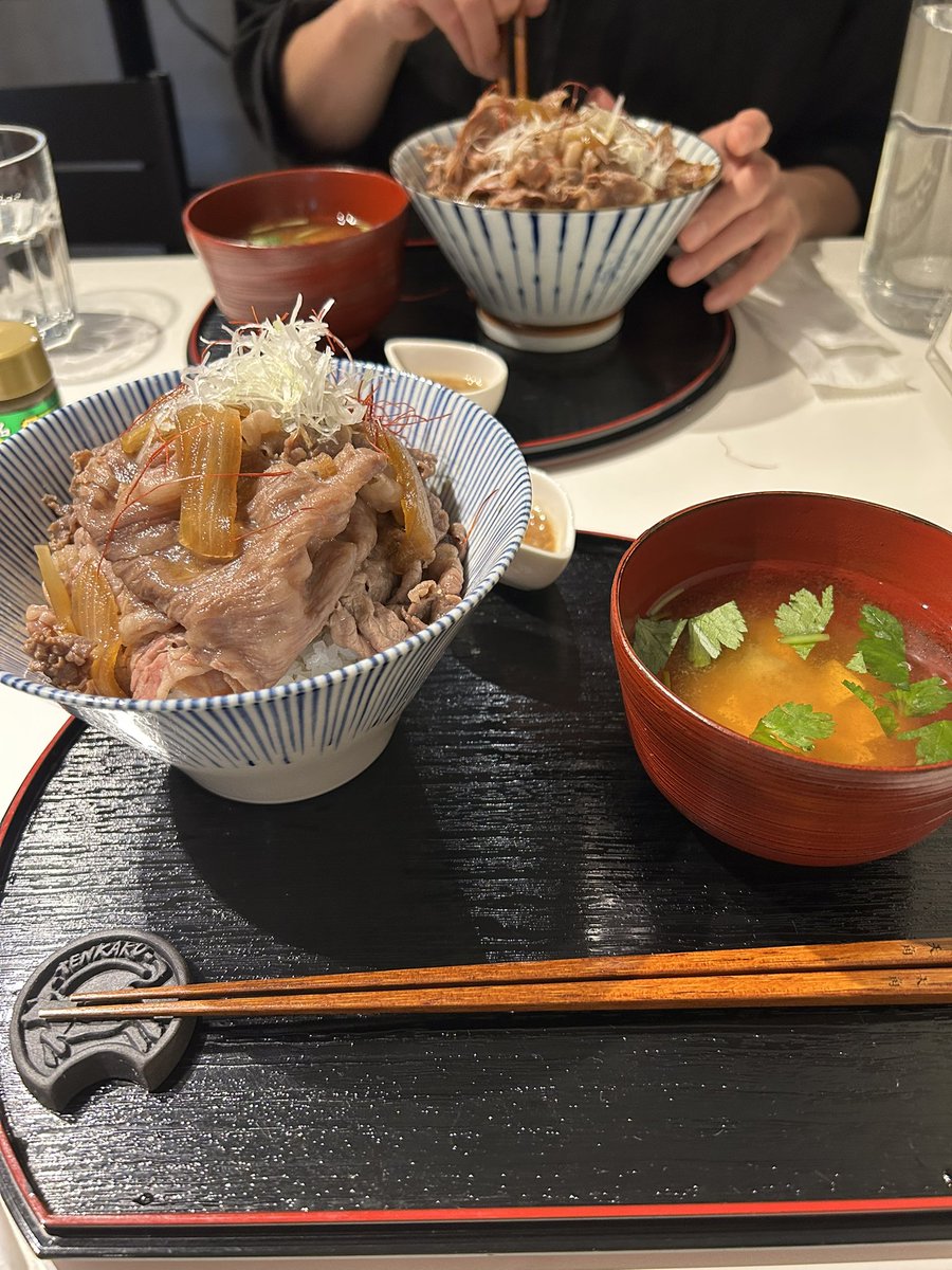 Lisacafe2023's tweet photo. #林家木久蔵 師匠の「天角」に行って来ました
一猿さんがお手伝いしていました😀
ボリュームミーで高級すき焼きを食べてるみたい
ご近所のnanoコーヒーの天角ブレンドも美味しかった
また行きまーす

奥様チョー美人、なのに笑顔が師匠に似てる☺️
夫婦ってそんなとこあるね
#鈴座カフェ https://t.co/l3gXnXm4Em