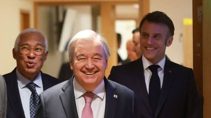 YvesDON's tweet photo. Il sera difficile pour les #Français d'oublier le passage de cet olibrius de si bas niveau @ l'#Elysée mis en place par #Hollande-#PS, soutenu par le #Système des #sectes-#clans & #partis + #LéonXIV🇵🇸#religions #catholicomusulmanes #orthodoxes d'#EXD vs 🇮🇱! Le #VieuxMonde est 🔥. https://t.co/ZWA1V4Dx6q