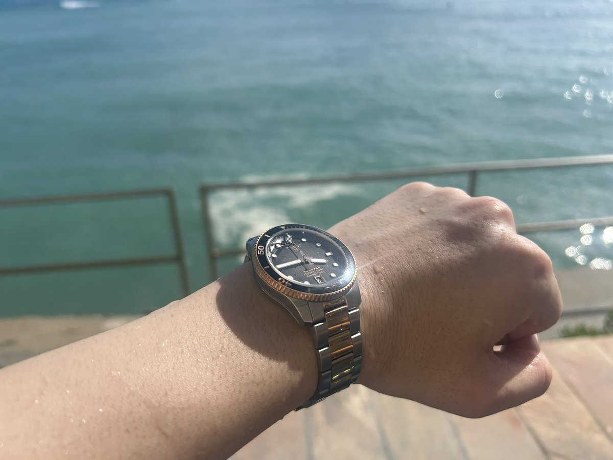 GJallhobby's tweet photo. シースター1000とハワイに来ました🌺

#TISSOT
#SEASTAR1000
#HAWAI
#WAIKIKI https://t.co/3HPQW5FflB