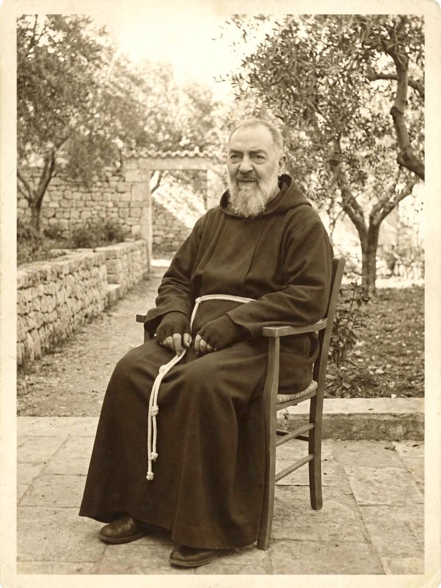 Pdre_Rafa's tweet photo. "El sufrimiento aceptado con amor no es una derrota. Es un altar oculto donde el alma aprende a parecerse a Jesús. Allí se purifica el corazón, se fortalecen las raíces de la esperanza y madura el fruto de la santidad" (San Pío de Pietrelcina) https://t.co/Td9SugkqeA