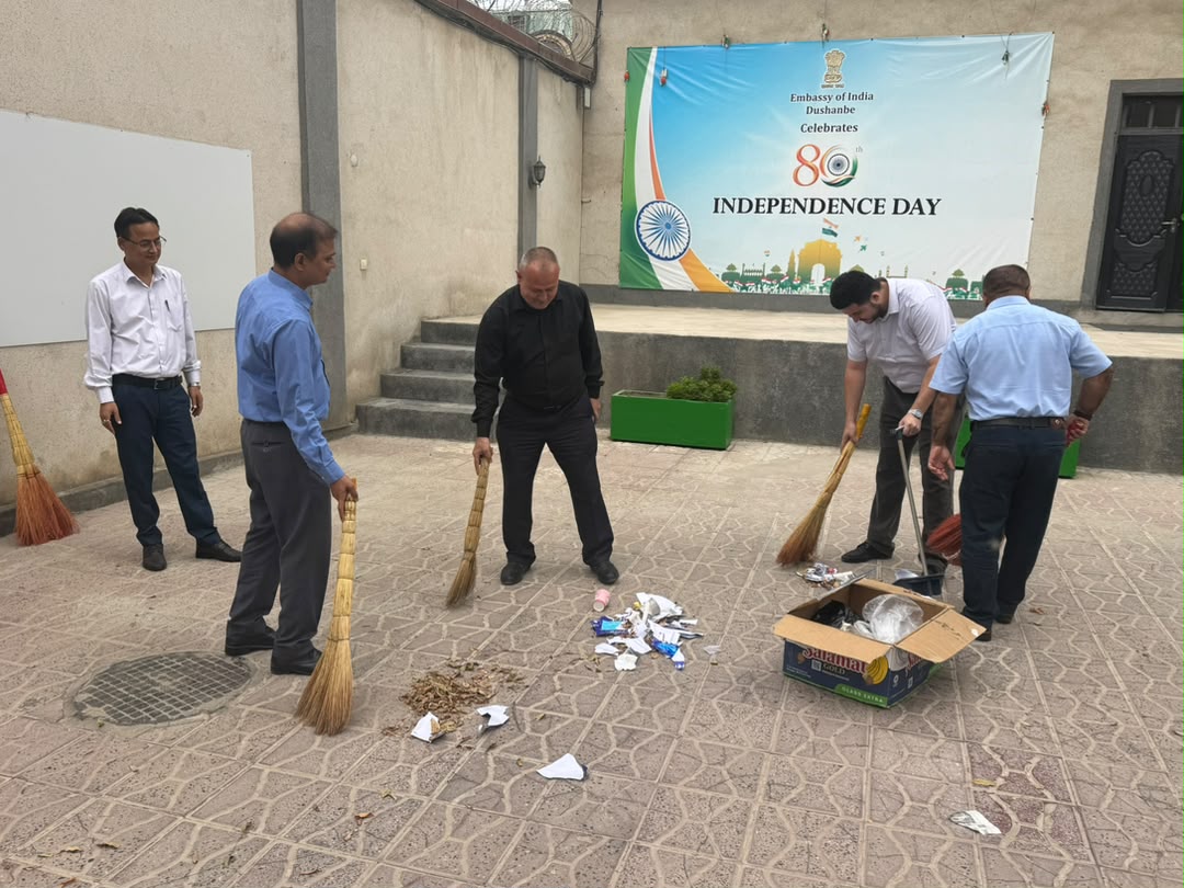 IndEmbDushanbe's tweet photo. As part of Swachhata Hi Seva 2026, Embassy officials undertook a cleanliness drive at the Embassy premises.

Guided by the theme “Swachhata Mein Sahbhag, Swachh Bharat, Viksit Bharat”, the Shramdaan reflects PM @narendramodi’s vision of cleanliness as a shared responsibility towards a Swachh and Viksit Bharat.

****

Дар доираи ташаббуси «Swachhata Hi Seva 2026» кормандони Сафорат дар ҳудуди Сафорат маър��каи тозагӣ баргузор намуданд.

Меҳвари ин иқдом мавзӯи «Иштирок дар тозагӣ, Ҳиндустони тоза, Ҳиндустони рушдёфта» («Swachhata Mein Sahbhag, Swachh Bharat, Viksit Bharat») буда, меҳнати ихтиёрии дастаҷамъона «Shramdaan» дидгоҳи Сарвазир @narendramodi-ро оид ба тозагӣ ҳамчун масъулияти муштарак дар роҳи бунёди Ҳиндустони тоза ва рушдёфта инъикос менамояд.

#SwachhataHiSeva2026 #SwachhBharat #ViksitBharat #Shramdaan
@PMOIndia @narendramodi @MEAIndia @DrSJaishankar @IndianDiplomacy @PIB_India @DDNewslive @airnewsalerts @prasarbharati @mygovindia