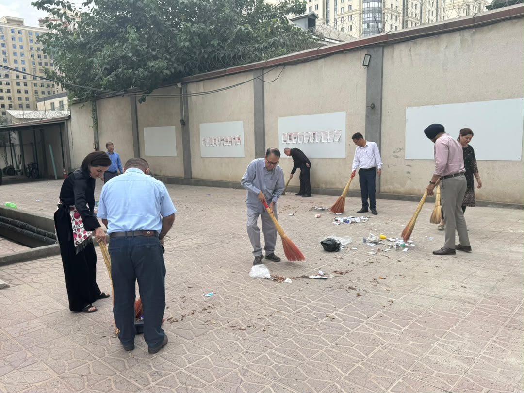 IndEmbDushanbe's tweet photo. As part of Swachhata Hi Seva 2026, Embassy officials undertook a cleanliness drive at the Embassy premises.

Guided by the theme “Swachhata Mein Sahbhag, Swachh Bharat, Viksit Bharat”, the Shramdaan reflects PM @narendramodi’s vision of cleanliness as a shared responsibility towards a Swachh and Viksit Bharat.

****

Дар доираи ташаббуси «Swachhata Hi Seva 2026» кормандони Сафорат дар ҳудуди Сафорат маър��каи тозагӣ баргузор намуданд.

Меҳвари ин иқдом мавзӯи «Иштирок дар тозагӣ, Ҳиндустони тоза, Ҳиндустони рушдёфта» («Swachhata Mein Sahbhag, Swachh Bharat, Viksit Bharat») буда, меҳнати ихтиёрии дастаҷамъона «Shramdaan» дидгоҳи Сарвазир @narendramodi-ро оид ба тозагӣ ҳамчун масъулияти муштарак дар роҳи бунёди Ҳиндустони тоза ва рушдёфта инъикос менамояд.

#SwachhataHiSeva2026 #SwachhBharat #ViksitBharat #Shramdaan
@PMOIndia @narendramodi @MEAIndia @DrSJaishankar @IndianDiplomacy @PIB_India @DDNewslive @airnewsalerts @prasarbharati @mygovindia