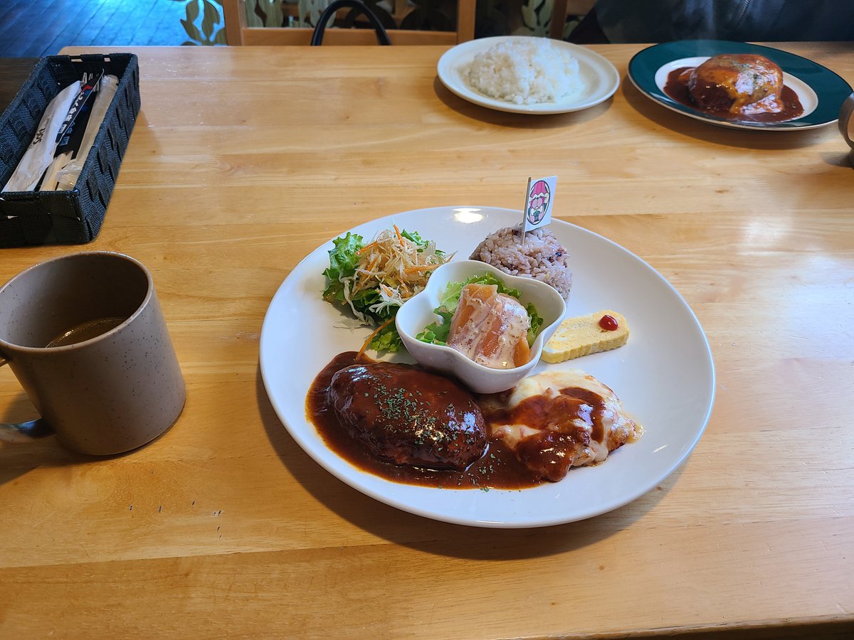 chunkoburiburi's tweet photo. 退職した後輩ちゃんとランチしてきました～😋
大人様ランチですってよ✨ https://t.co/sEFUEd6DyT