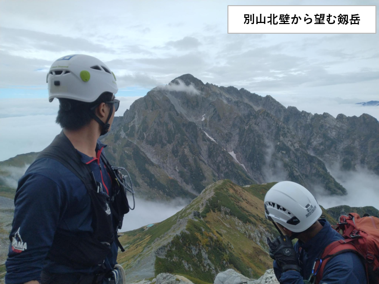 toyama_sangaku's tweet photo. 【秋山訓練実施中⑨】
剱岳周辺にて縦走訓練を実施中。救助活動に必要な技術や地形を確認しながら、険しい岩稜帯や鎖場を慎重に進んでいます。雲上の絶景を背に緊張感ある訓練ですが、水辺でのひとときではリフレッシュする姿も。安全第一で訓練を完遂します。 https://t.co/tWRyVewsNC