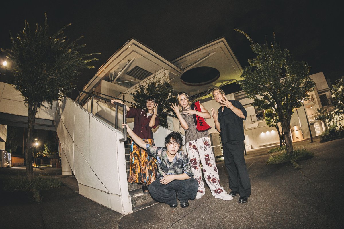 sueyoshiryouta's tweet photo. 工学院大学八王子キャンパス体育館
"第64回 八王子祭"にて
レトロリロン撮影でした！！！

学園祭の雰囲気好きだなあ。
NELKEもツタロックぶりに会えました◎
ありがとうございました！

#レトロリロン
#NELKE
#八王子祭　

写真は終演後体育館前にて https://t.co/RAFex6Ir3e