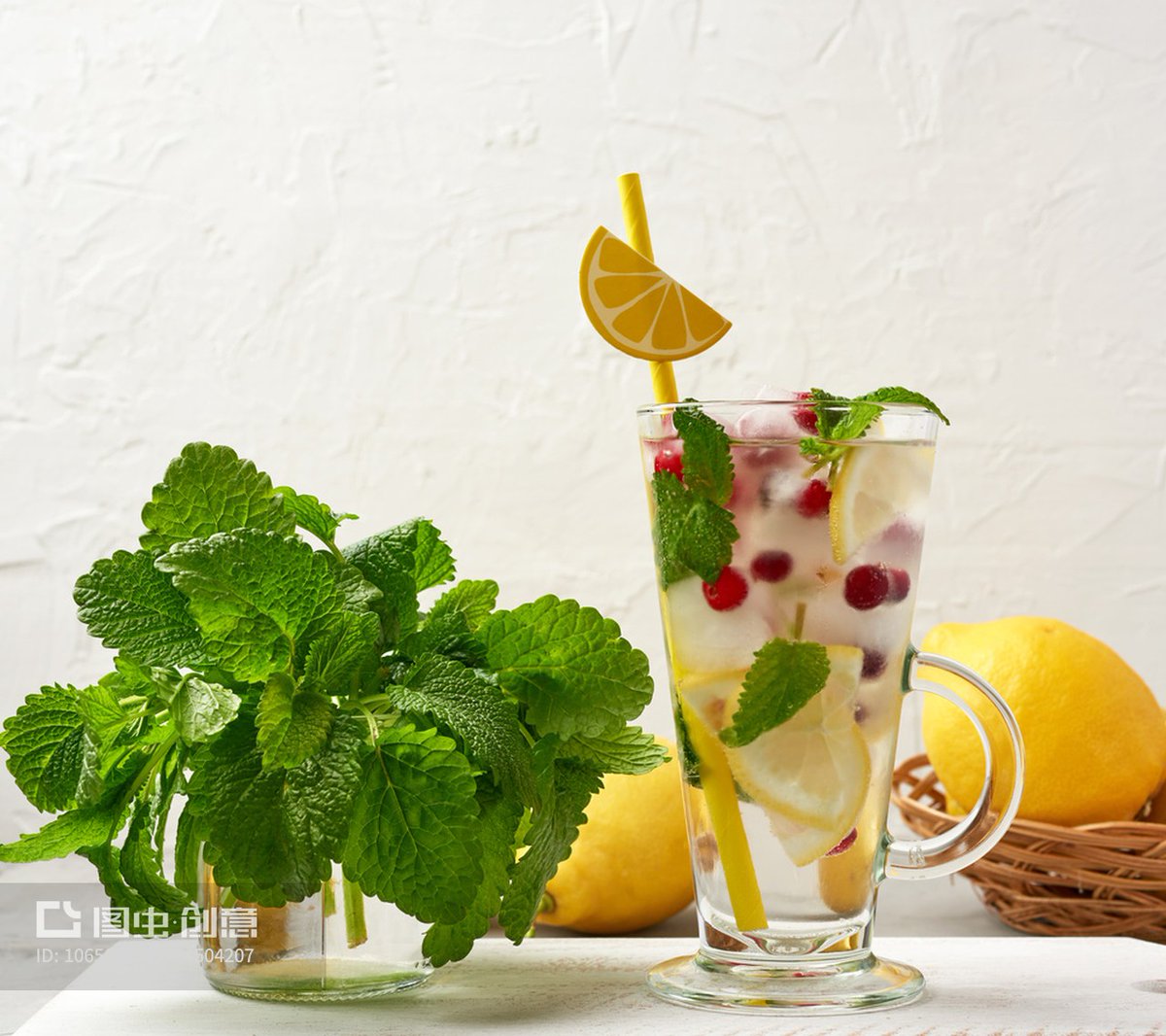 AdamErtzbi17jt's tweet photo. [Beat the heat with our 5-min iced lemon mint latte! Squeeze fresh lemon, muddle mint, pour over cold brew, top with a splash of oat milk. Refreshing, zesty, and vegan-friendly. ]， https://t.co/E8MYcDip2H
