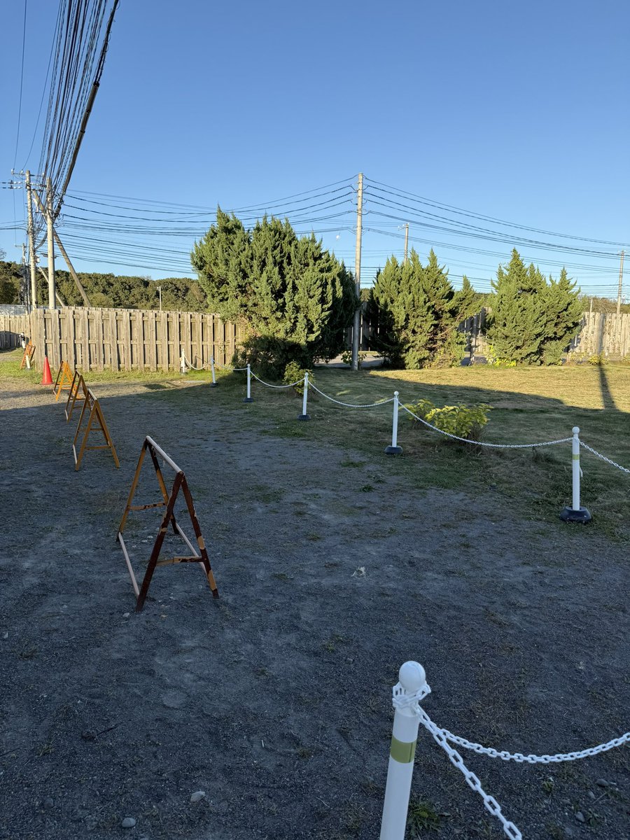toukeido's tweet photo. 競馬場なう
おいおい、駐車場のところの掘立て小屋とかいろいろ無くなってんじゃねーか

なお、本日とねっこラウンジ大盛況
カウンター満席
テーブル相席もあとわずか

#門別競馬場 https://t.co/lsGWAlogOe