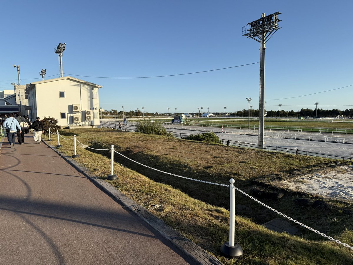 toukeido's tweet photo. 競馬場なう
おいおい、駐車場のところの掘立て小屋とかいろいろ無くなってんじゃねーか

なお、本日とねっこラウンジ大盛況
カウンター満席
テーブル相席もあとわずか

#門別競馬場 https://t.co/lsGWAlogOe