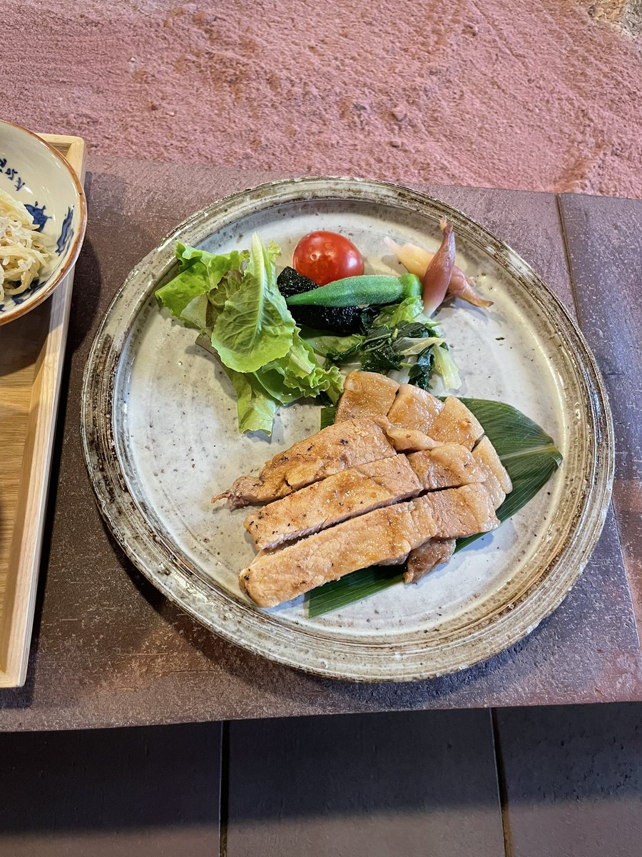 usausamiso's tweet photo. 「大地の芸術祭」公式ツアーに参加しました。大らかな自然と美味しいご飯、そして何よりも大胆でクオリティの高い作品たち。最高に楽しかったです😌
#大地の芸術祭 https://t.co/OQGO1OuqK8