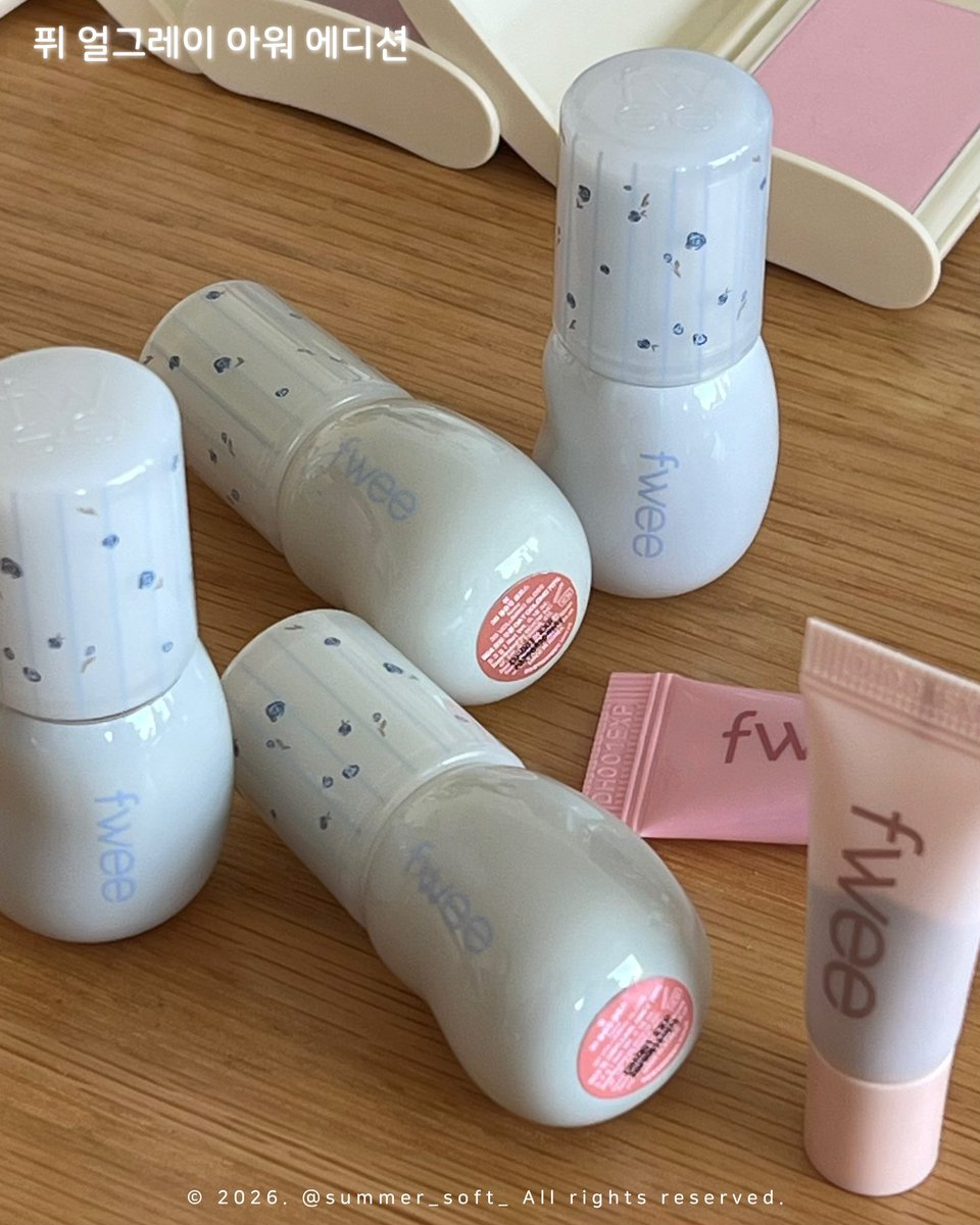 summer_soft_'s tweet photo. #협찬 @fwee_makeup 

오늘 야르 치크칩 실물 보고 왔어요.
뜻밖의 크림타입에 감동받음 🥹🫶🏻

그리고 10월 출시 예정인 얼그레이 아워 에디션도 발라보고 왔는데, 이거 •• 왜 이렇게 예뻐요? 🥹… 

원래 바닐라쿠키 & 바닐라소르베 라인이 최애였는데, 짱뮤트 얼그레이 만나고 맘이 바뀜!!!!!

뮤트톤이라면 무조건 좋아할 색감이네요🥹 와 ,,
기획 증정품인 립밤 컬러도 넘예🧎🏻‍♀️‍➡️