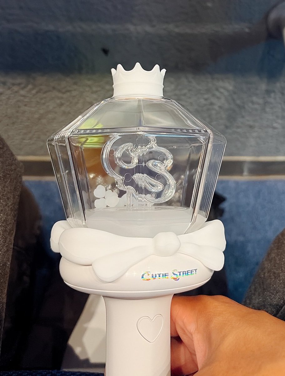 D1907_ss's tweet photo. 3階だけど1列なのラッキー✌️
あと鈍器買った https://t.co/MTRdLbDs8Y