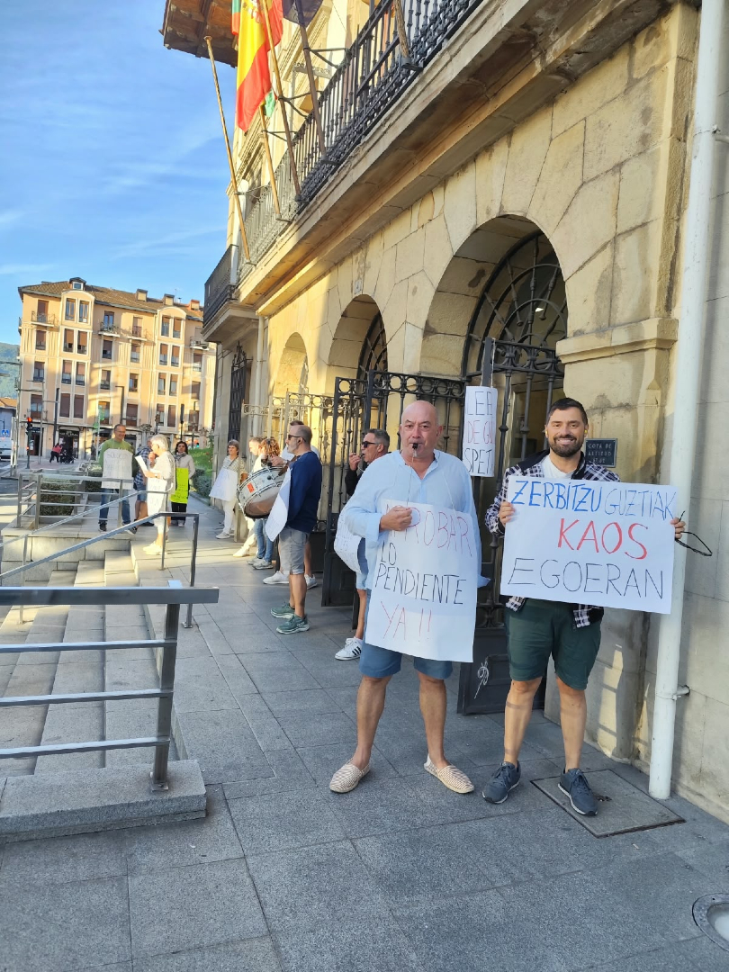UGT_SP_EUSKADI's tweet photo. #UGTSestao ✊ Seguimos en la calle
📢 Continuamos concentrándonos para exigir al Ayuntamiento soluciones YA
💪 https://t.co/7YNVMOBlNh https://t.co/rrvvYfVBzj