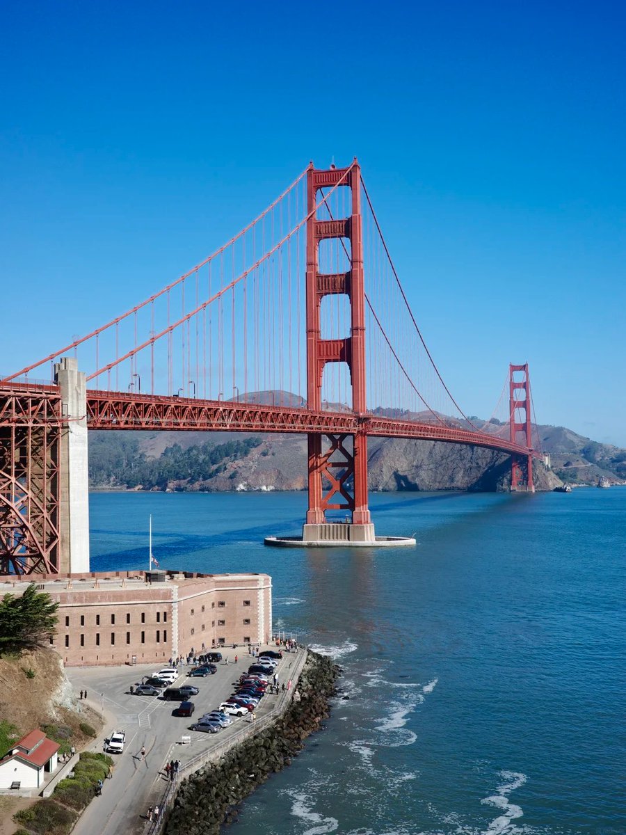 phunt54's tweet photo. This is my second time in San Francisco! It feels so much better here—the streets are clean and there aren't any weirdos around. The only downside is that walking up and down the hills is absolutely exhausting. https://t.co/usDKYFMu9n